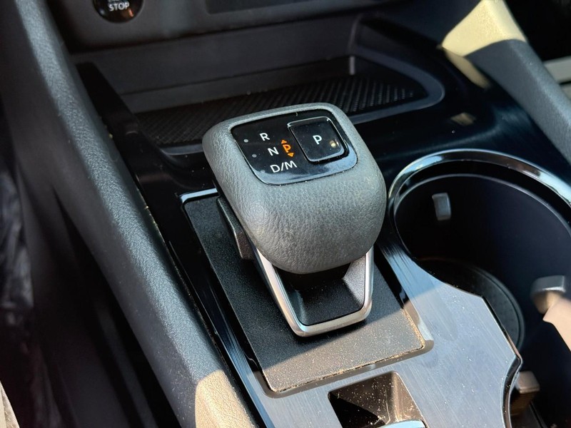 Nissan Rogue Vehicle Full-screen Gallery Image 22