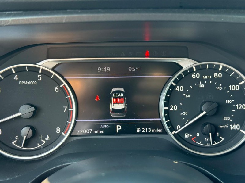 Nissan Rogue Vehicle Full-screen Gallery Image 23