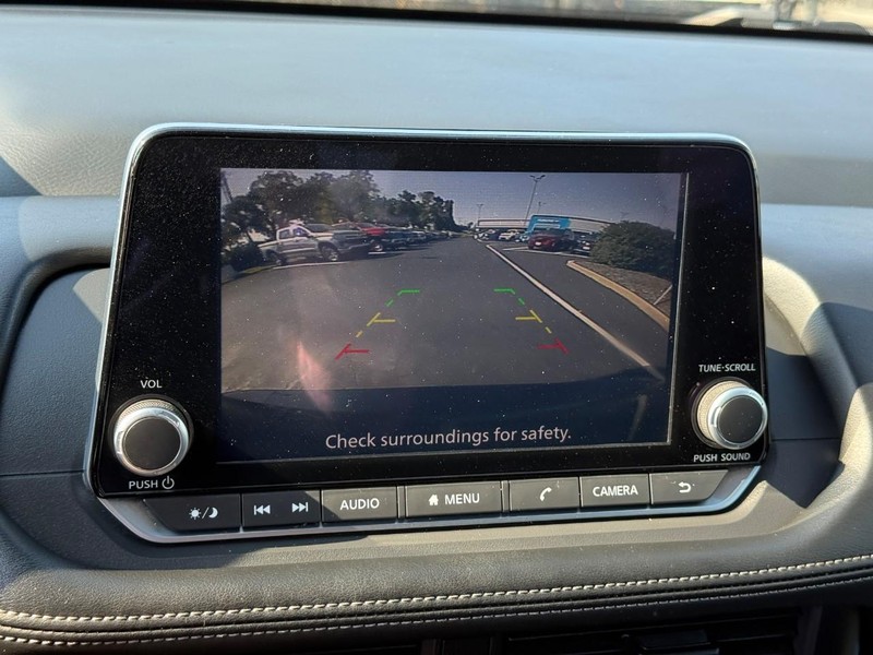 Nissan Rogue Vehicle Full-screen Gallery Image 24
