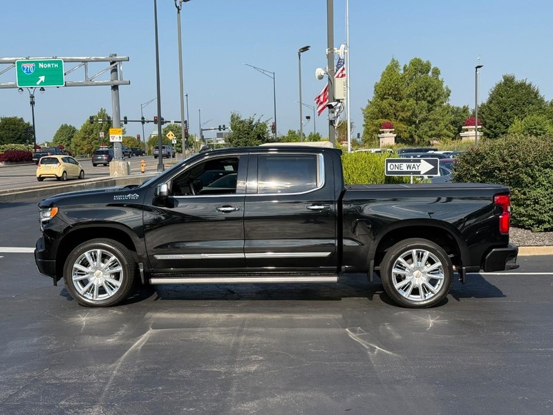 Chevrolet Silverado 1500 Vehicle Full-screen Gallery Image 2