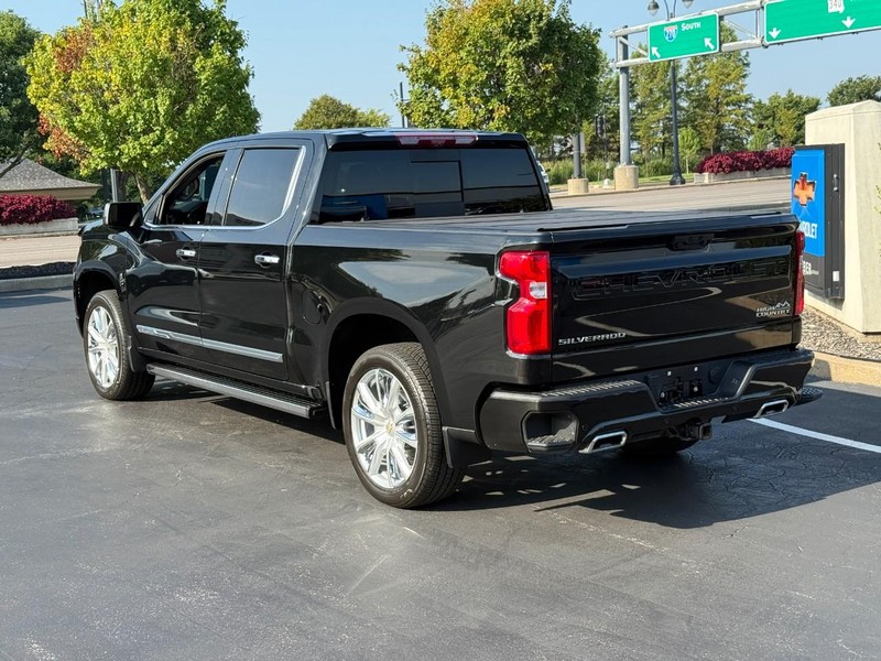 Chevrolet Silverado 1500 Vehicle Full-screen Gallery Image 3