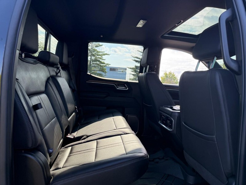 Chevrolet Silverado 1500 Vehicle Full-screen Gallery Image 10