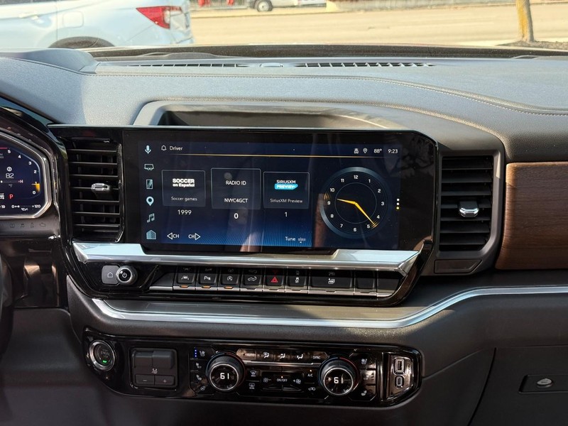 Chevrolet Silverado 1500 Vehicle Full-screen Gallery Image 13