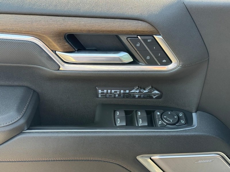Chevrolet Silverado 1500 Vehicle Full-screen Gallery Image 15