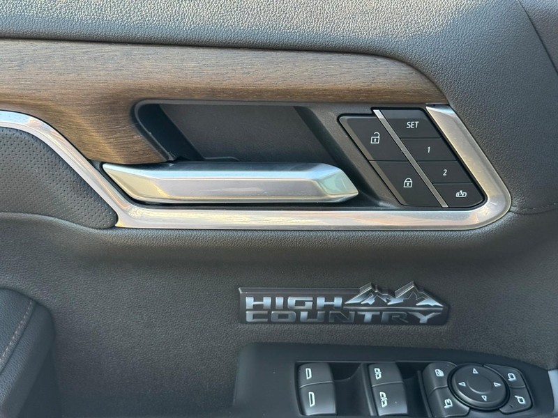 Chevrolet Silverado 1500 Vehicle Full-screen Gallery Image 16