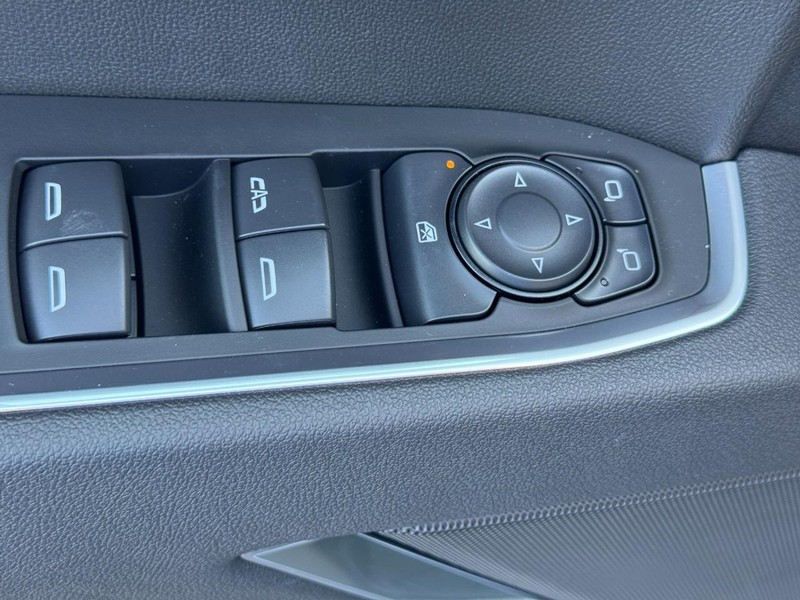 Chevrolet Silverado 1500 Vehicle Full-screen Gallery Image 11