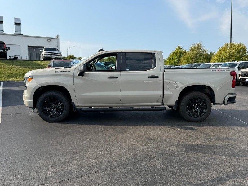 Chevrolet Silverado 1500 Vehicle Full-screen Gallery Image 2