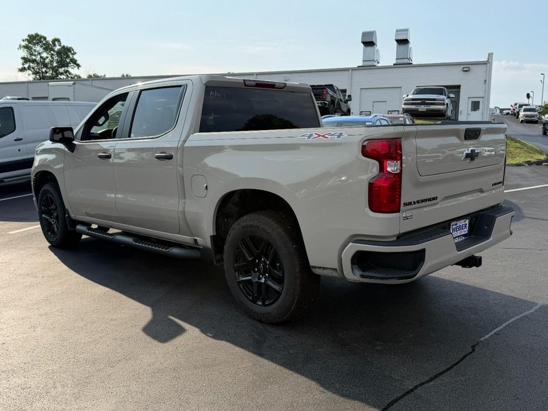 Chevrolet Silverado 1500 Vehicle Full-screen Gallery Image 3
