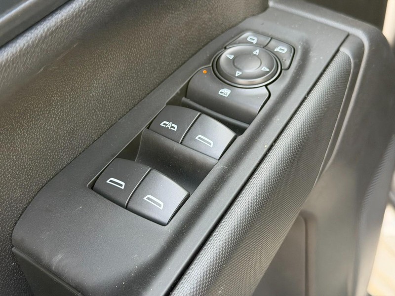 Chevrolet Silverado 1500 Vehicle Full-screen Gallery Image 9