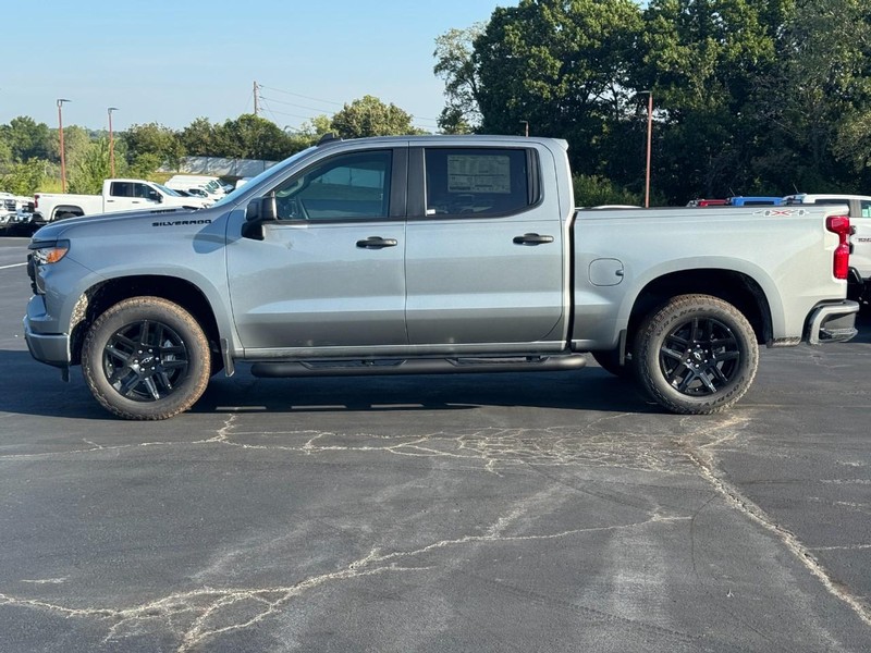 Chevrolet Silverado 1500 Vehicle Full-screen Gallery Image 2