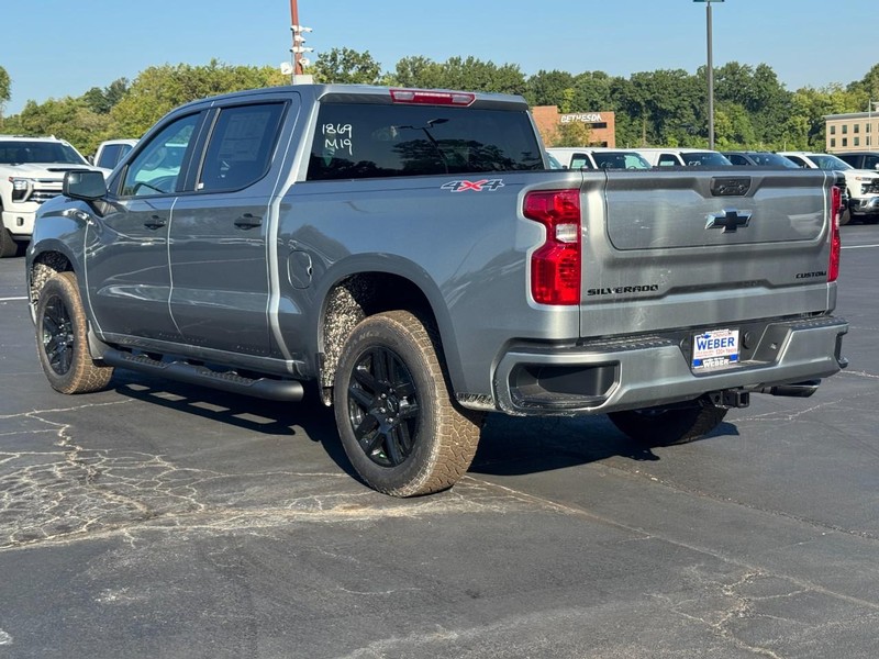 Chevrolet Silverado 1500 Vehicle Full-screen Gallery Image 3