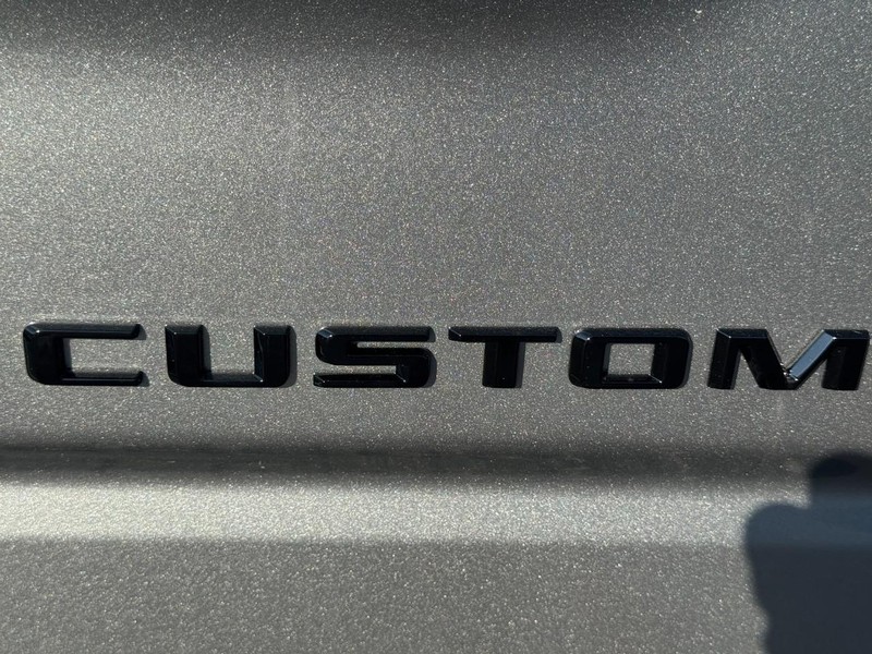 Chevrolet Silverado 1500 Vehicle Full-screen Gallery Image 4