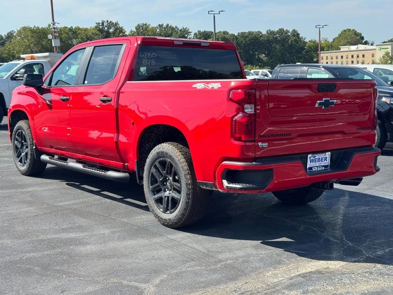 Chevrolet Silverado 1500 Vehicle Full-screen Gallery Image 3