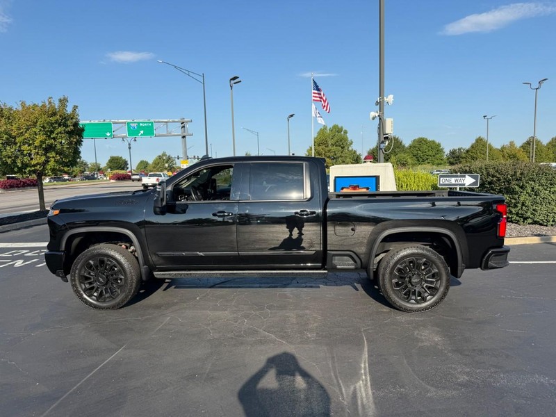 Chevrolet Silverado 2500HD Vehicle Full-screen Gallery Image 2