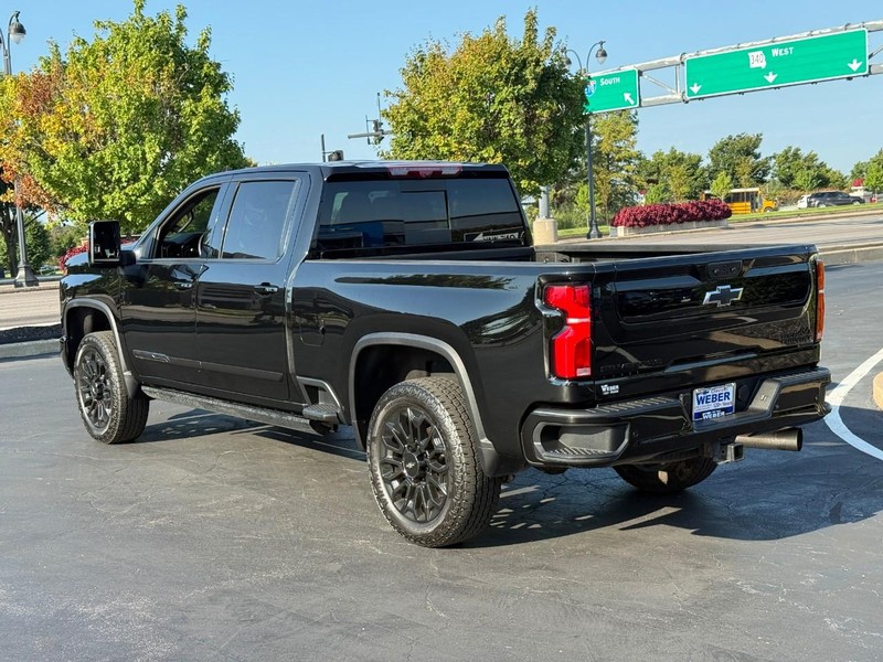 Chevrolet Silverado 2500HD Vehicle Full-screen Gallery Image 3