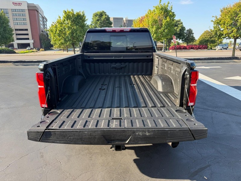 Chevrolet Silverado 2500HD Vehicle Full-screen Gallery Image 5
