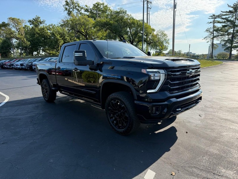 Chevrolet Silverado 2500HD Vehicle Full-screen Gallery Image 8
