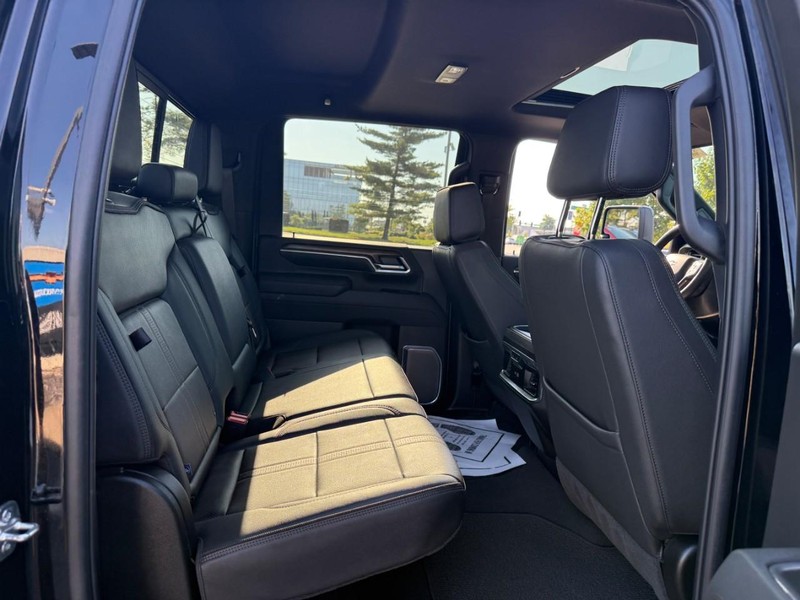 Chevrolet Silverado 2500HD Vehicle Full-screen Gallery Image 10