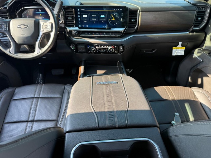 Chevrolet Silverado 2500HD Vehicle Full-screen Gallery Image 11