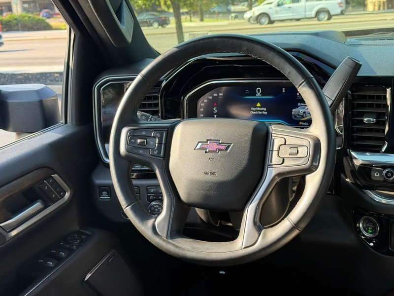 Chevrolet Silverado 2500HD Vehicle Full-screen Gallery Image 12