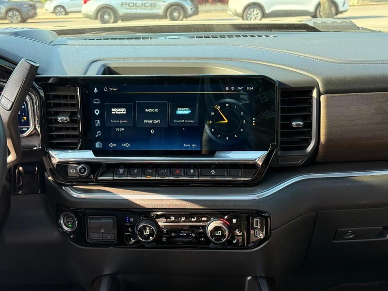 Chevrolet Silverado 2500HD Vehicle Full-screen Gallery Image 13