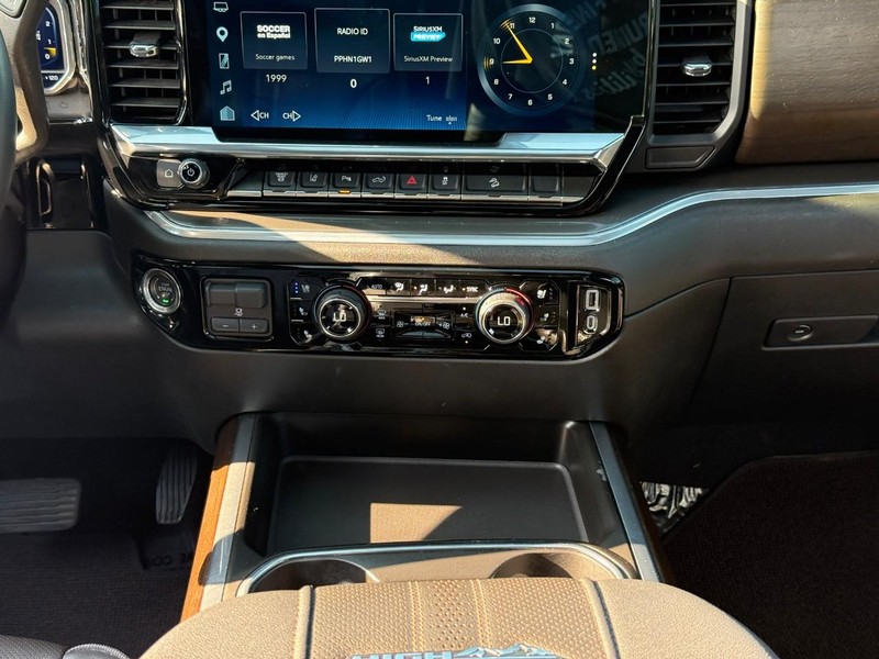 Chevrolet Silverado 2500HD Vehicle Full-screen Gallery Image 14