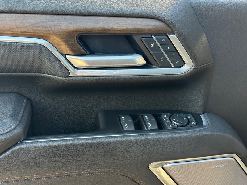Chevrolet Silverado 2500HD Vehicle Full-screen Gallery Image 15