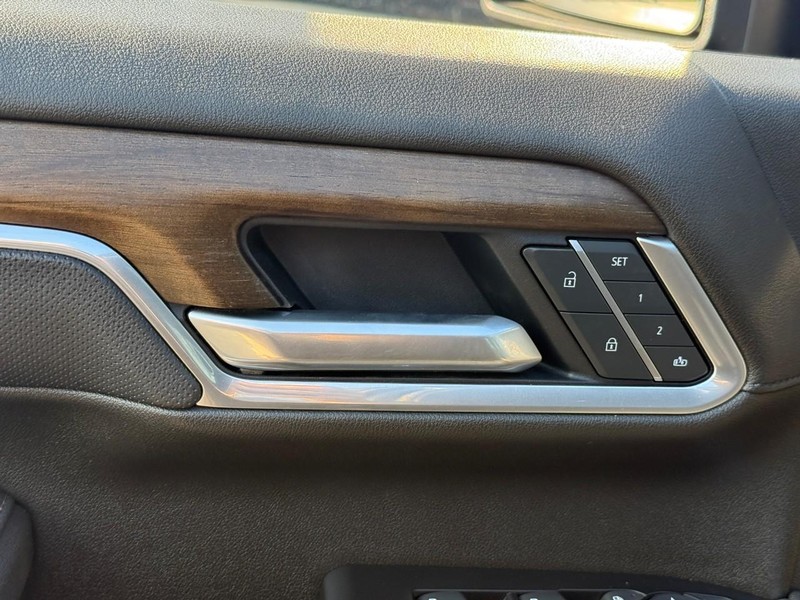 Chevrolet Silverado 2500HD Vehicle Full-screen Gallery Image 16