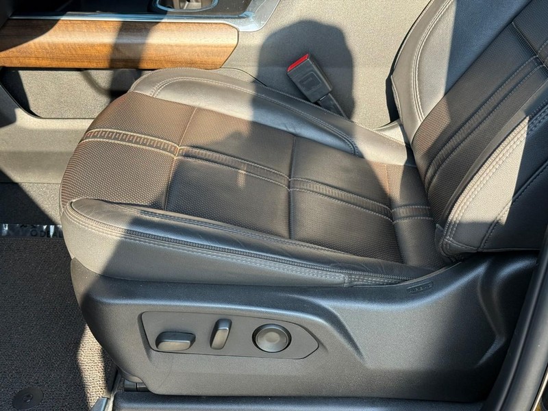 Chevrolet Silverado 2500HD Vehicle Full-screen Gallery Image 17