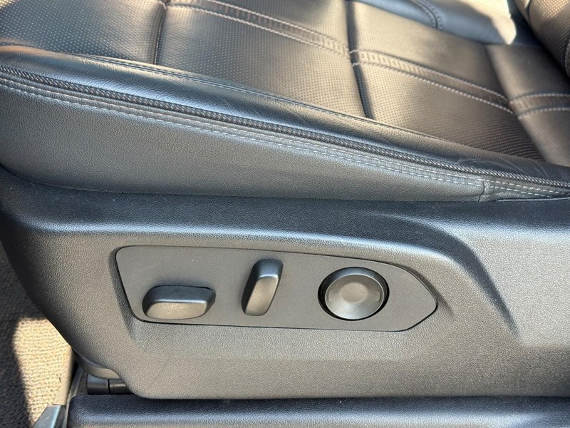 Chevrolet Silverado 2500HD Vehicle Full-screen Gallery Image 18