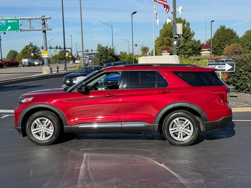 Ford Explorer Vehicle Full-screen Gallery Image 2