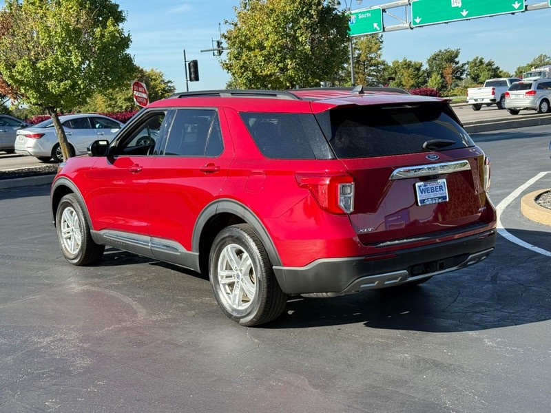 Ford Explorer Vehicle Full-screen Gallery Image 3