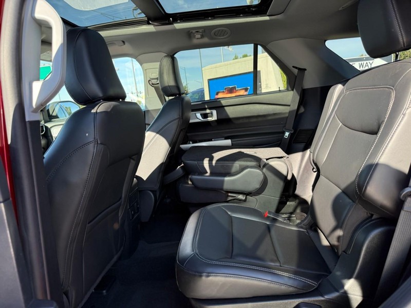 Ford Explorer Vehicle Full-screen Gallery Image 11