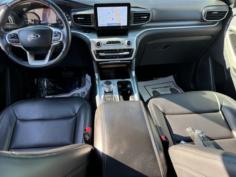 Ford Explorer Vehicle Full-screen Gallery Image 12
