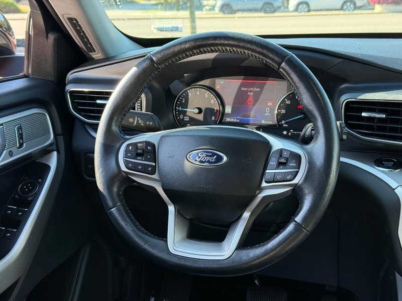 Ford Explorer Vehicle Full-screen Gallery Image 13