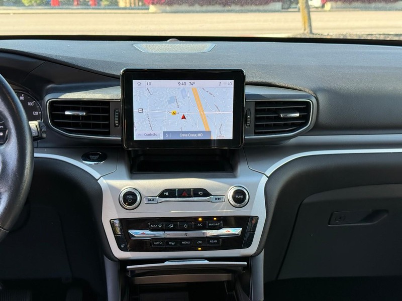 Ford Explorer Vehicle Full-screen Gallery Image 14