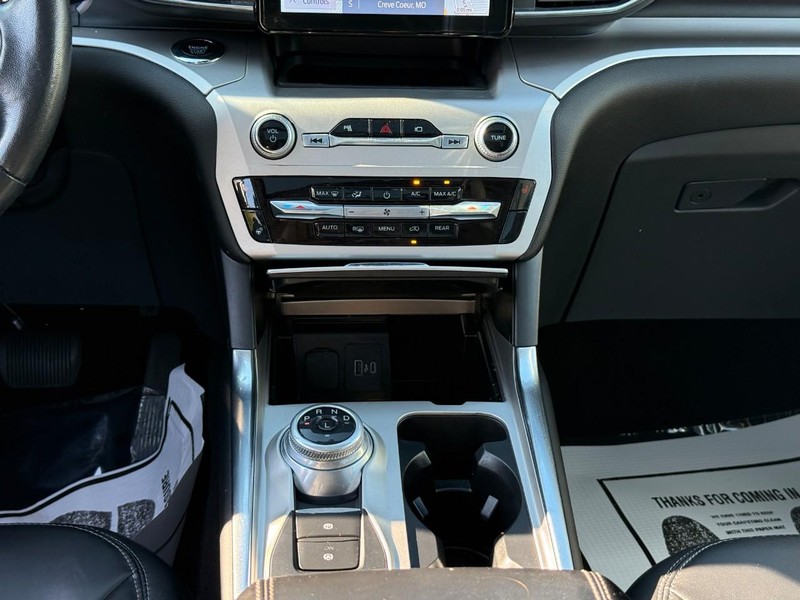 Ford Explorer Vehicle Full-screen Gallery Image 15