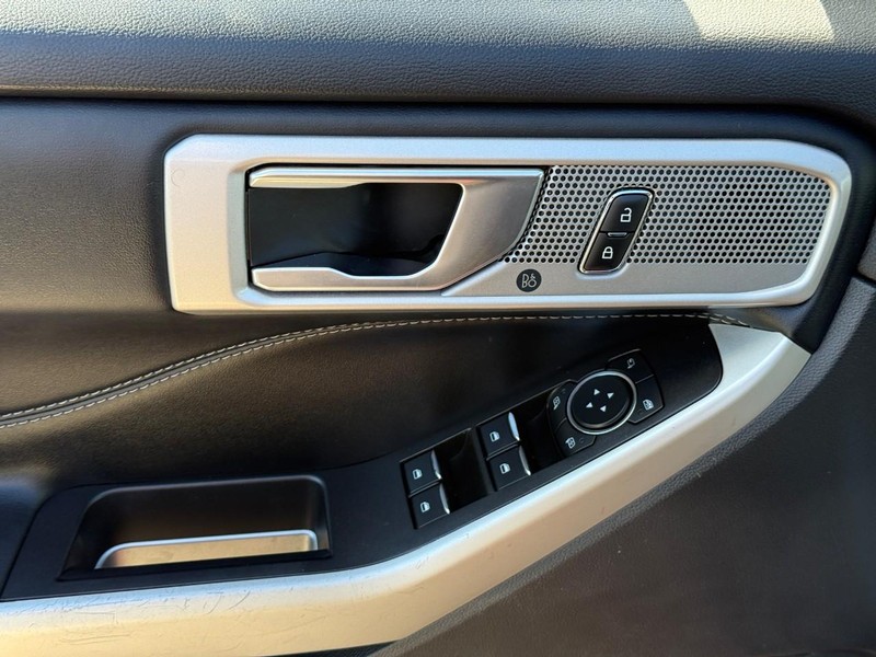 Ford Explorer Vehicle Full-screen Gallery Image 16
