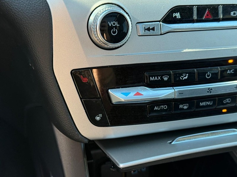Ford Explorer Vehicle Full-screen Gallery Image 22