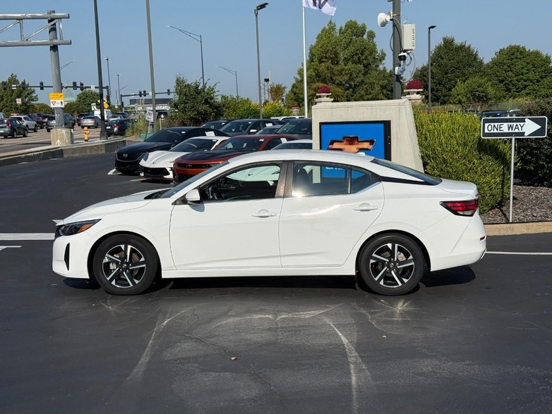 Nissan Sentra Vehicle Full-screen Gallery Image 2