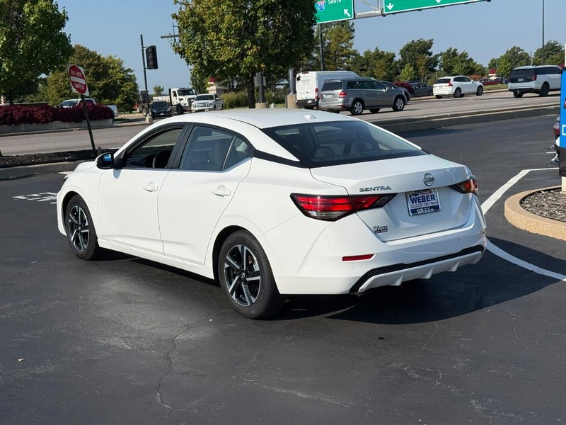 Nissan Sentra Vehicle Full-screen Gallery Image 3