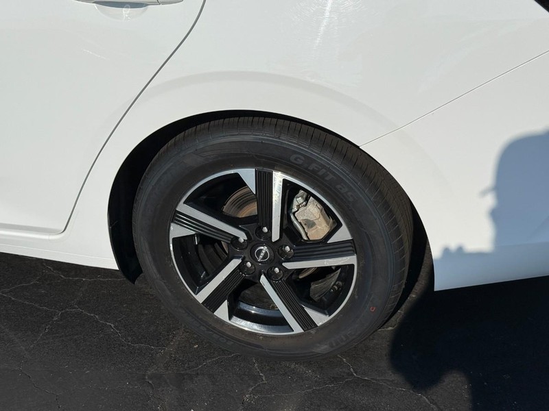 Nissan Sentra Vehicle Full-screen Gallery Image 4