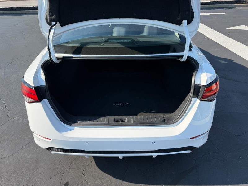 Nissan Sentra Vehicle Full-screen Gallery Image 5