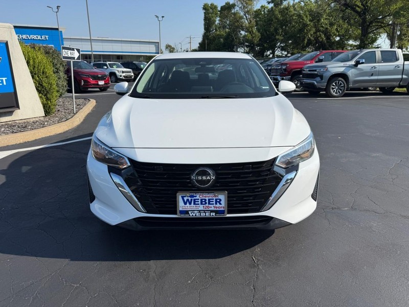 Nissan Sentra Vehicle Full-screen Gallery Image 9