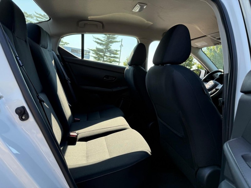 Nissan Sentra Vehicle Full-screen Gallery Image 10