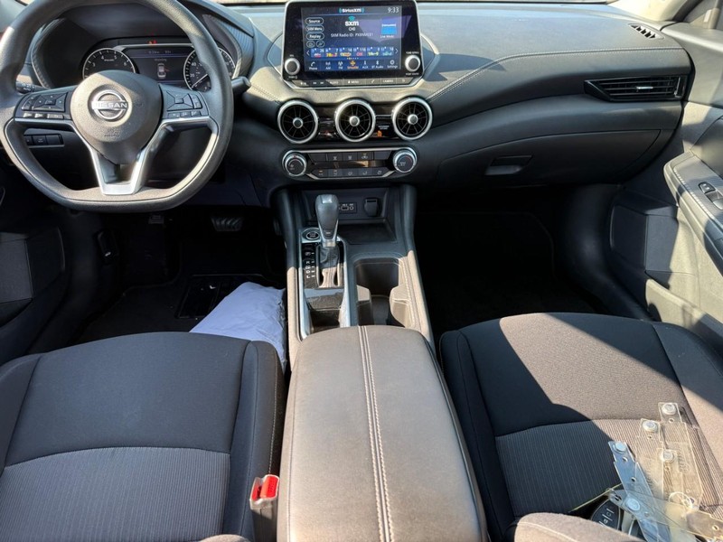 Nissan Sentra Vehicle Full-screen Gallery Image 11