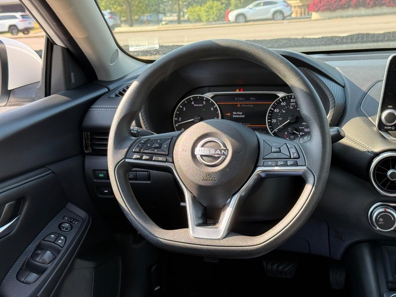 Nissan Sentra Vehicle Full-screen Gallery Image 12
