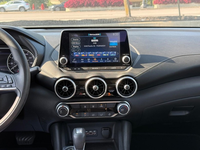 Nissan Sentra Vehicle Full-screen Gallery Image 13