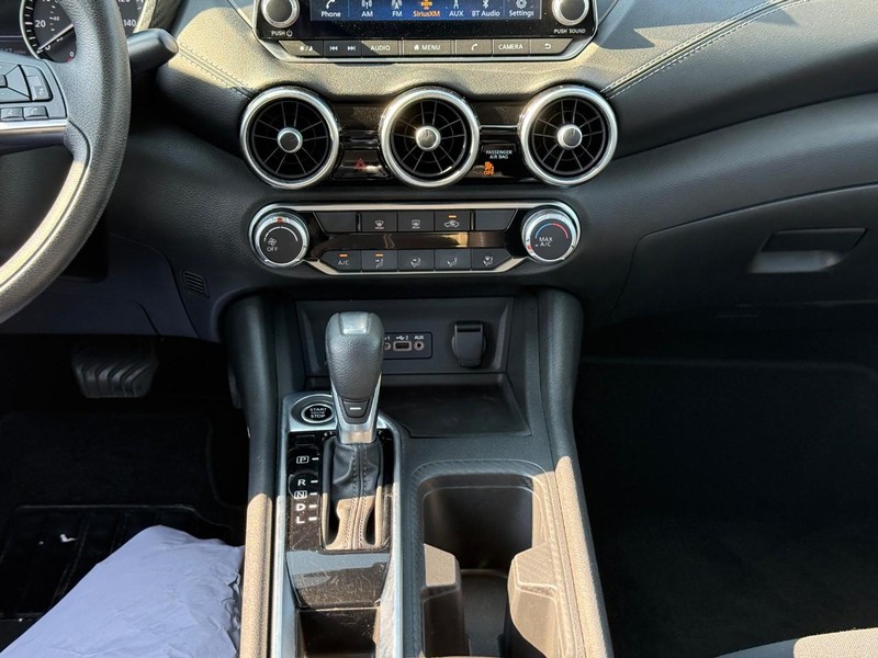 Nissan Sentra Vehicle Full-screen Gallery Image 14