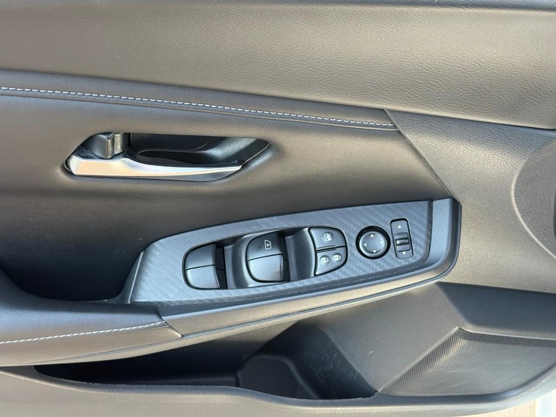 Nissan Sentra Vehicle Full-screen Gallery Image 15